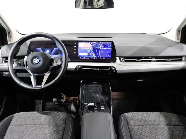 BMW Serie 2 225e Active Tourer color Blanco. Año 2024. 180KW(245CV). Híbrido Electro/Gasolina. En concesionario Barcelona Premium -- GRAN VIA de Barcelona