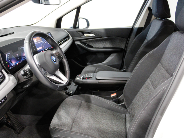 BMW Serie 2 225e Active Tourer color Blanco. Año 2024. 180KW(245CV). Híbrido Electro/Gasolina. En concesionario Barcelona Premium -- GRAN VIA de Barcelona