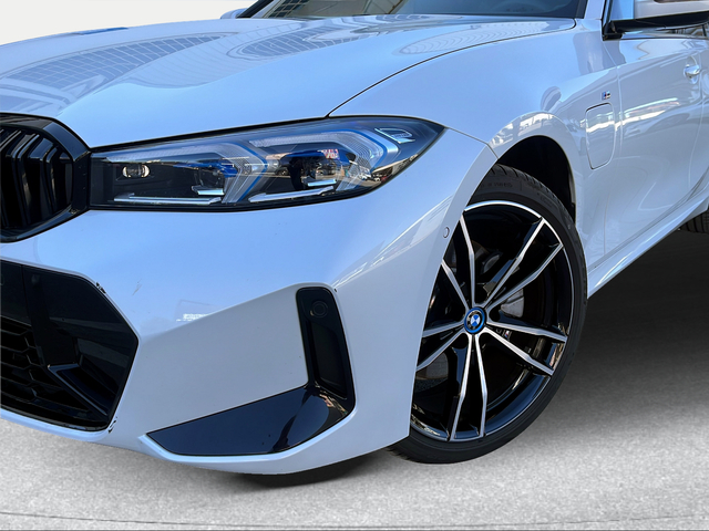 BMW Serie 3 330e Touring color Blanco. Año 2024. 215KW(292CV). Híbrido Electro/Gasolina. En concesionario Ilbira Motor | Granada de Granada