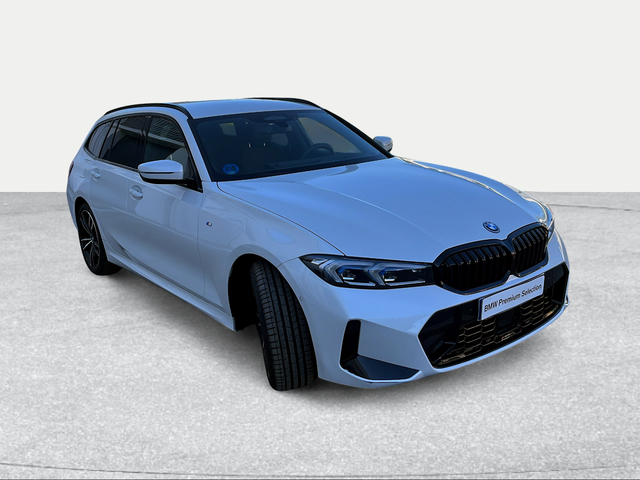 BMW Serie 3 330e Touring color Blanco. Año 2024. 215KW(292CV). Híbrido Electro/Gasolina. En concesionario Ilbira Motor | Granada de Granada