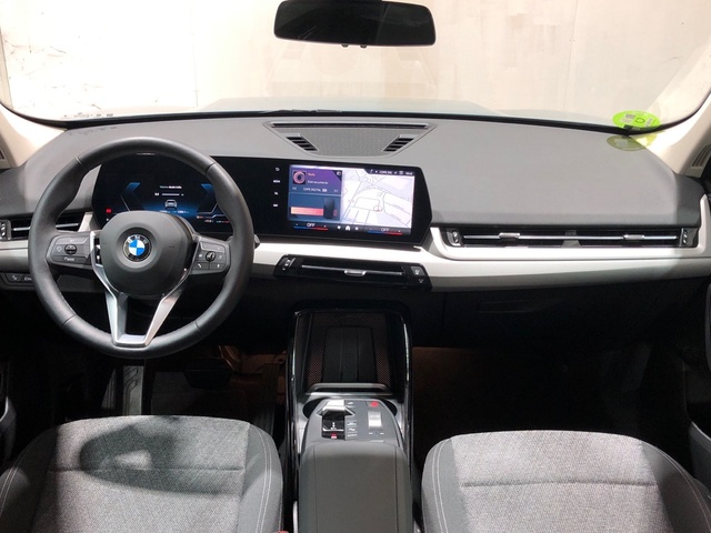 BMW X1 sDrive18d color Verde. Año 2024. 110KW(150CV). Diésel. En concesionario Movilnorte El Carralero de Madrid