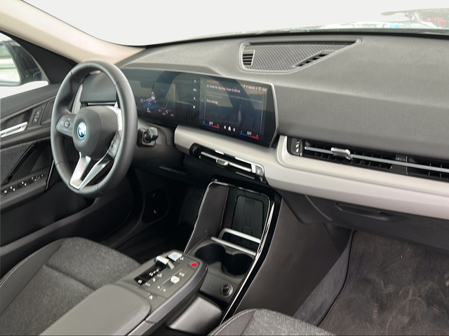 BMW iX1 eDrive20 color Verde. Año 2025. 150KW(204CV). Eléctrico. En concesionario San Pablo Motor | Su Eminencia de Sevilla