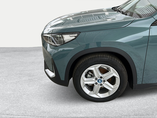 BMW iX1 eDrive20 color Verde. Año 2025. 150KW(204CV). Eléctrico. En concesionario San Pablo Motor | Su Eminencia de Sevilla