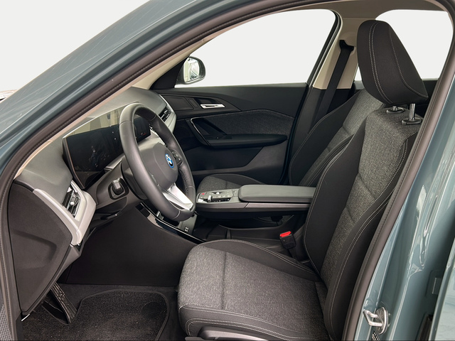 BMW iX1 eDrive20 color Verde. Año 2025. 150KW(204CV). Eléctrico. En concesionario San Pablo Motor | Su Eminencia de Sevilla