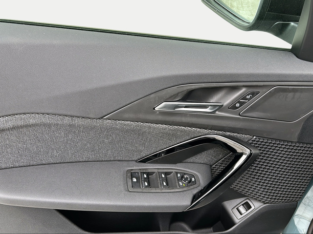 BMW iX1 eDrive20 color Verde. Año 2025. 150KW(204CV). Eléctrico. En concesionario San Pablo Motor | Su Eminencia de Sevilla