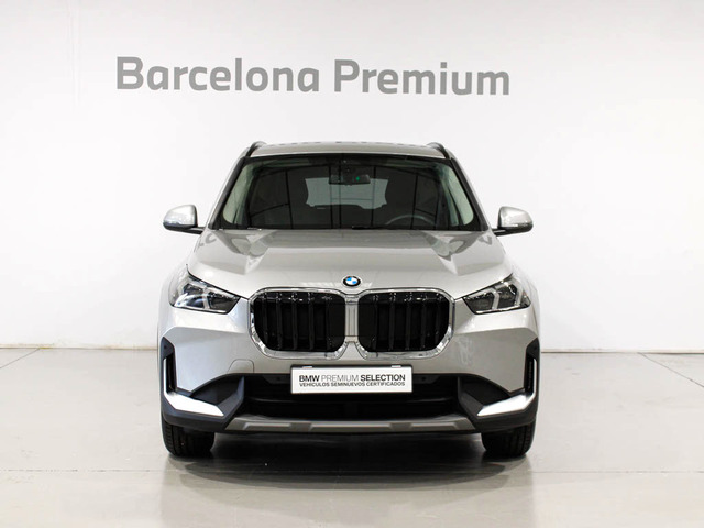 BMW X1 sDrive18d color Gris Plata. Año 2024. 110KW(150CV). Diésel. En concesionario Barcelona Premium -- GRAN VIA de Barcelona