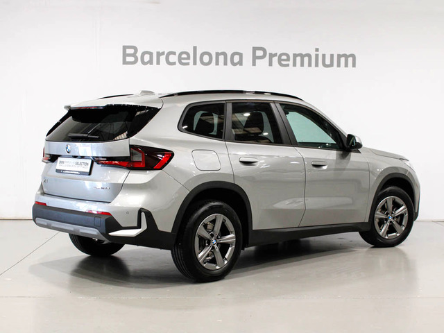 BMW X1 sDrive18d color Gris Plata. Año 2024. 110KW(150CV). Diésel. En concesionario Barcelona Premium -- GRAN VIA de Barcelona
