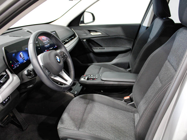 BMW X1 sDrive18d color Gris Plata. Año 2024. 110KW(150CV). Diésel. En concesionario Barcelona Premium -- GRAN VIA de Barcelona