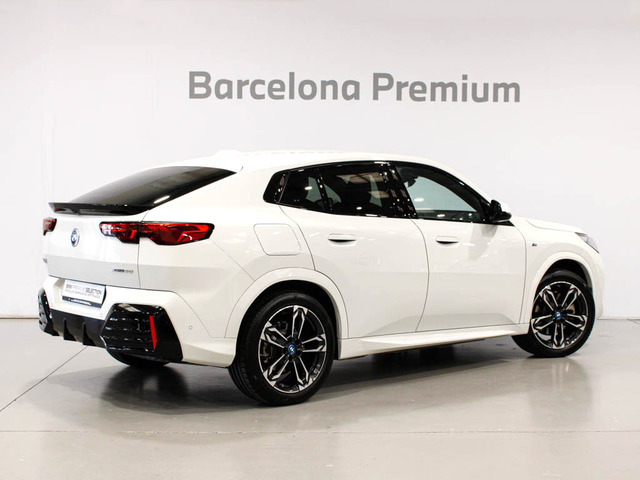 BMW iX2 xDrive30 color Blanco. Año 2024. 230KW(313CV). Eléctrico. En concesionario Barcelona Premium -- GRAN VIA de Barcelona