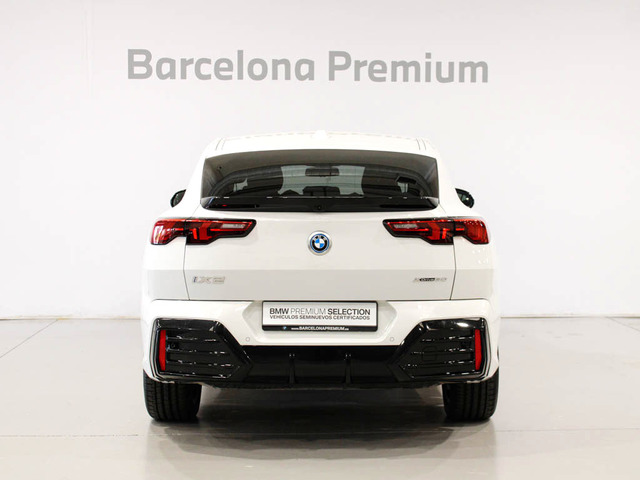 BMW iX2 xDrive30 color Blanco. Año 2024. 230KW(313CV). Eléctrico. En concesionario Barcelona Premium -- GRAN VIA de Barcelona
