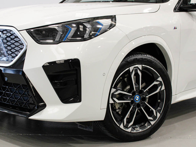 BMW iX2 xDrive30 color Blanco. Año 2024. 230KW(313CV). Eléctrico. En concesionario Barcelona Premium -- GRAN VIA de Barcelona