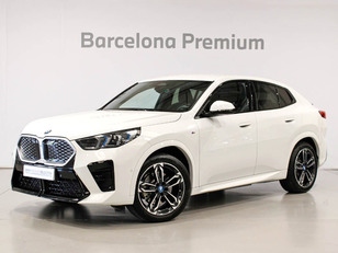 Fotos de BMW iX2 xDrive30 color Blanco. Año 2024. 230KW(313CV). Eléctrico. En concesionario Barcelona Premium -- GRAN VIA de Barcelona