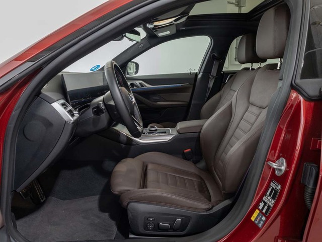 BMW i4 M50 color Rojo. Año 2024. 400KW(544CV). Eléctrico. En concesionario Oliva Motor Girona de Girona