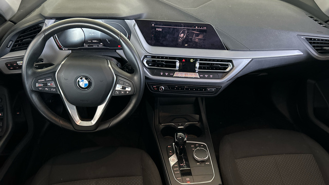 BMW Serie 1 118d color Azul. Año 2021. 110KW(150CV). Diésel. En concesionario BYmyCAR Madrid - Alcalá de Madrid