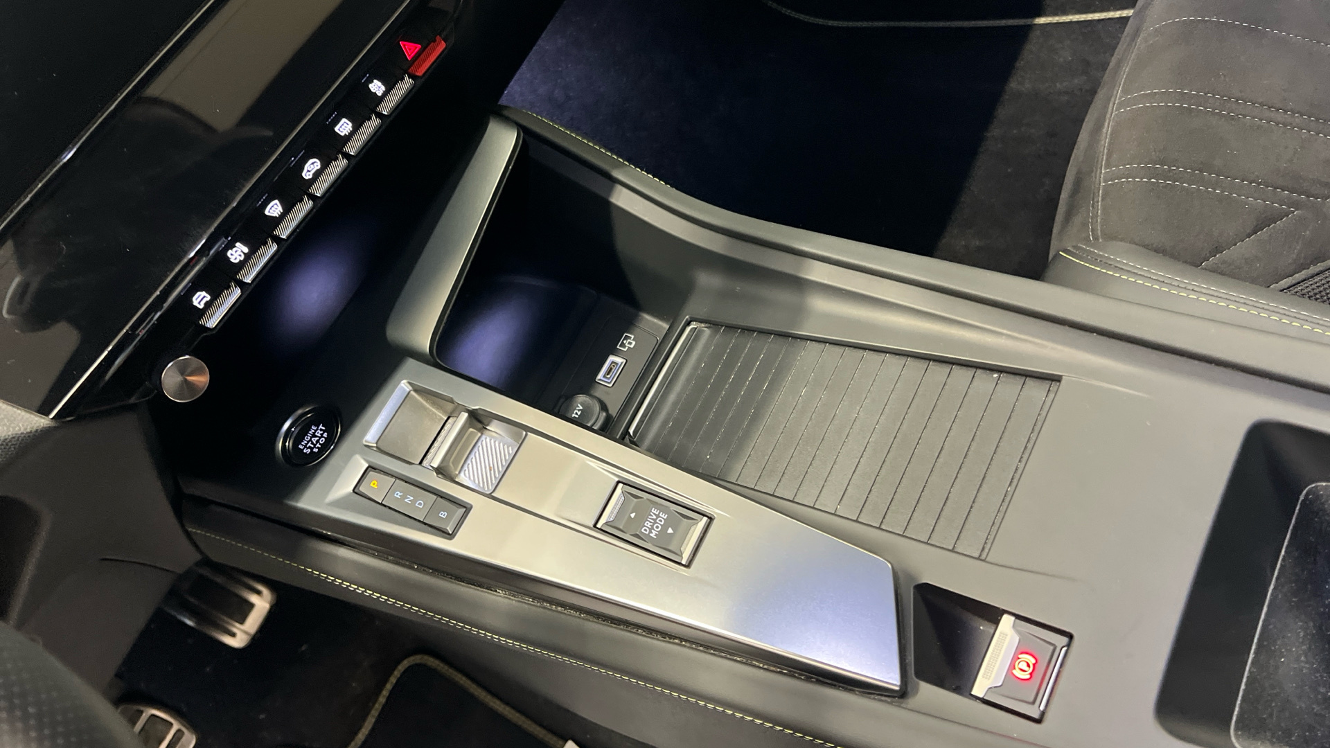 Peugeot 408 PHEV 180 en Barcelona