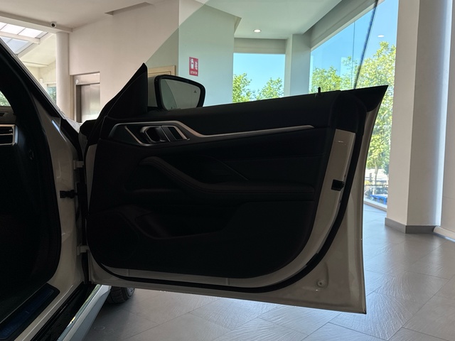 BMW i4 eDrive40 color Blanco. Año 2025. 250KW(340CV). Eléctrico. En concesionario Motor Gorbea de Álava