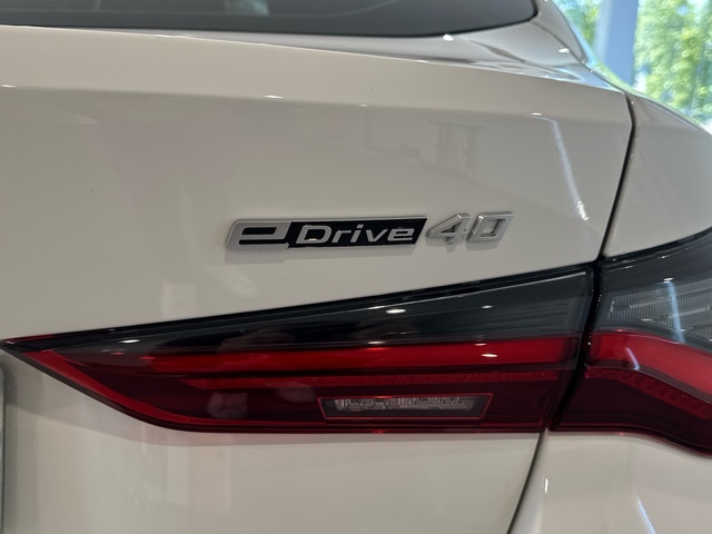 BMW i4 eDrive40 color Blanco. Año 2025. 250KW(340CV). Eléctrico. En concesionario Motor Gorbea de Álava