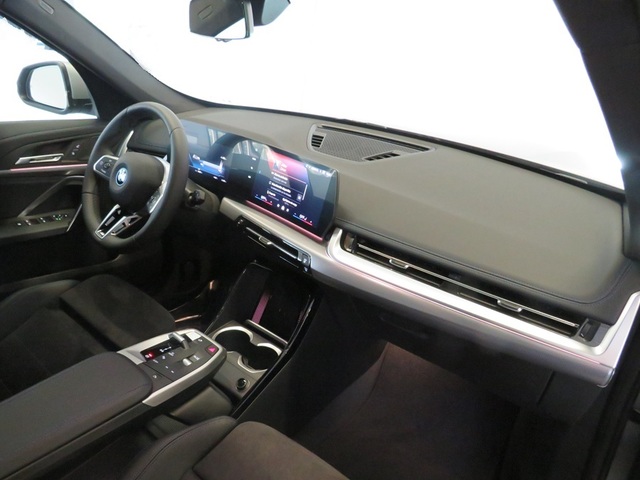 BMW iX1 eDrive20 color Gris Plata. Año 2025. 150KW(204CV). Eléctrico. En concesionario Lugauto S.A. de Lugo