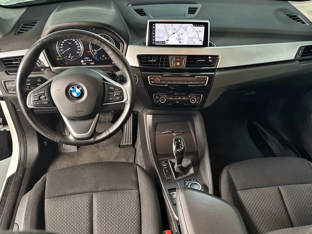 BMW X1 sDrive18d color Blanco. Año 2021. 110KW(150CV). Diésel. En concesionario Triocar Gijón (Bmw y Mini) de Asturias