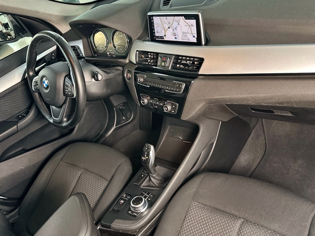 BMW X1 sDrive18d color Blanco. Año 2021. 110KW(150CV). Diésel. En concesionario Triocar Gijón (Bmw y Mini) de Asturias
