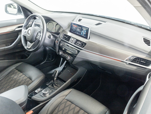 BMW X1 sDrive18d color Blanco. Año 2021. 110KW(150CV). Diésel. En concesionario Oliva Motor Girona de Girona