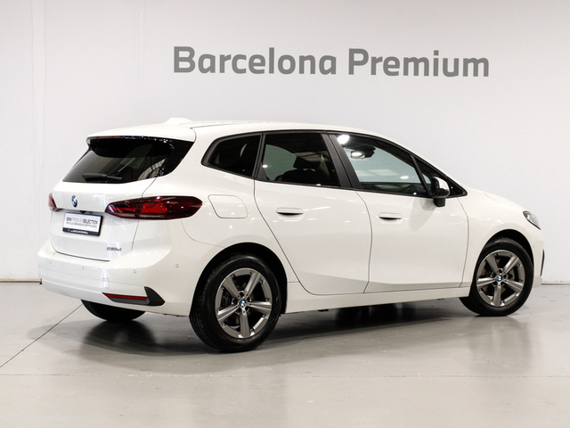 BMW Serie 2 218d Active Tourer color Blanco. Año 2024. 110KW(150CV). Diésel. En concesionario Barcelona Premium -- GRAN VIA de Barcelona