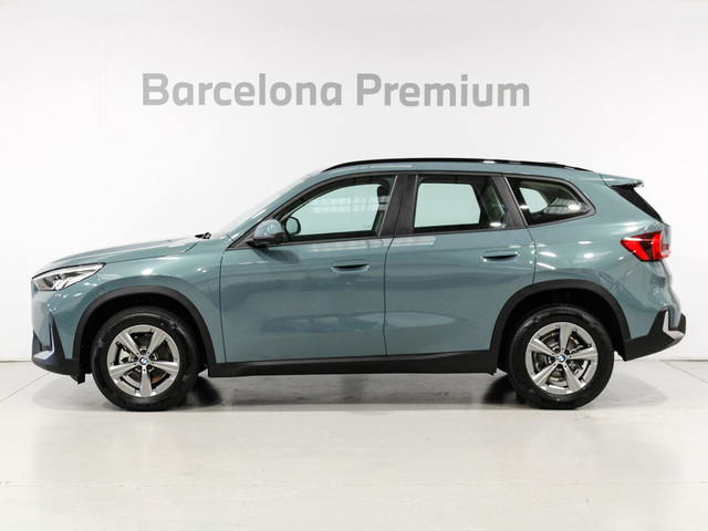 BMW X1 sDrive18d color Verde. Año 2024. 110KW(150CV). Diésel. En concesionario Barcelona Premium -- GRAN VIA de Barcelona
