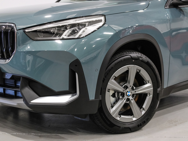 BMW X1 sDrive18d color Verde. Año 2024. 110KW(150CV). Diésel. En concesionario Barcelona Premium -- GRAN VIA de Barcelona
