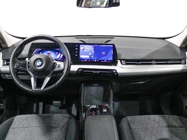 BMW X1 sDrive18d color Verde. Año 2024. 110KW(150CV). Diésel. En concesionario Barcelona Premium -- GRAN VIA de Barcelona