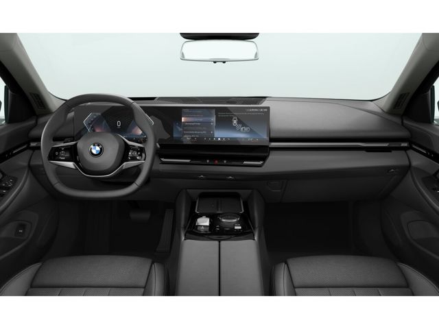 BMW Serie 5 520d color Gris. Año 2024. 145KW(197CV). Diésel. En concesionario Movilnorte El Plantio de Madrid