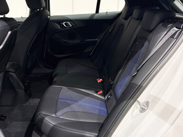 BMW Serie 1 118i color Blanco. Año 2024. 100KW(136CV). Gasolina. En concesionario BMW Marcos Automoción de Valencia