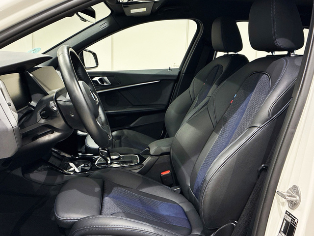 BMW Serie 1 118i color Blanco. Año 2024. 100KW(136CV). Gasolina. En concesionario BMW Marcos Automoción de Valencia