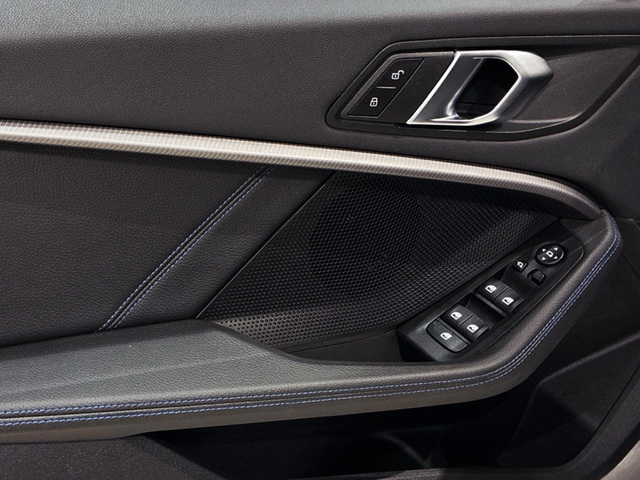 BMW Serie 1 118i color Blanco. Año 2024. 100KW(136CV). Gasolina. En concesionario BMW Marcos Automoción de Valencia