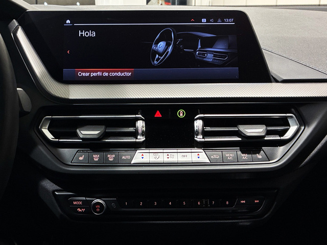 BMW Serie 1 118i color Blanco. Año 2024. 100KW(136CV). Gasolina. En concesionario BMW Marcos Automoción de Valencia