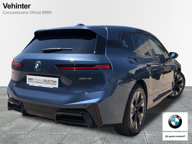 BMW iX xDrive45 color Azul. Año 2025. 300KW(408CV). Eléctrico. En concesionario Vehinter Getafe de Madrid