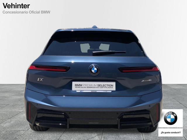 BMW iX xDrive45 color Azul. Año 2025. 300KW(408CV). Eléctrico. En concesionario Vehinter Getafe de Madrid