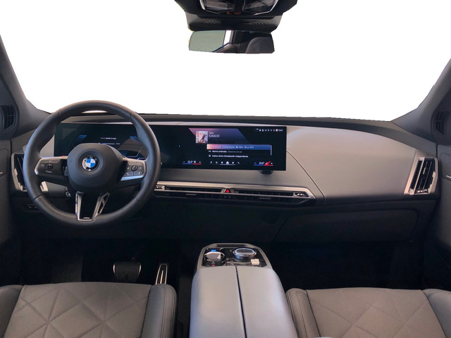 BMW iX xDrive45 color Azul. Año 2025. 300KW(408CV). Eléctrico. En concesionario Vehinter Getafe de Madrid