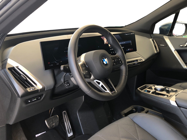 BMW iX xDrive45 color Azul. Año 2025. 300KW(408CV). Eléctrico. En concesionario Vehinter Getafe de Madrid