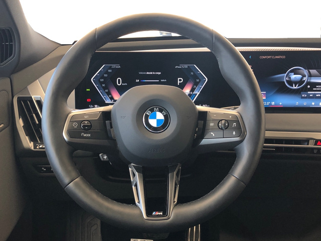 BMW iX xDrive45 color Azul. Año 2025. 300KW(408CV). Eléctrico. En concesionario Vehinter Getafe de Madrid
