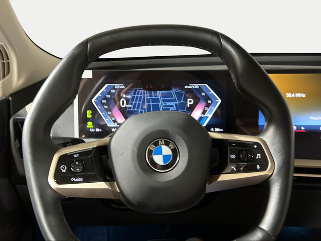 BMW iX xDrive45 color Azul. Año 2025. 300KW(408CV). Eléctrico. En concesionario San Pablo Motor | Su Eminencia de Sevilla