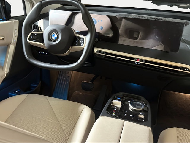 BMW iX xDrive45 color Azul. Año 2025. 300KW(408CV). Eléctrico. En concesionario San Pablo Motor | Su Eminencia de Sevilla