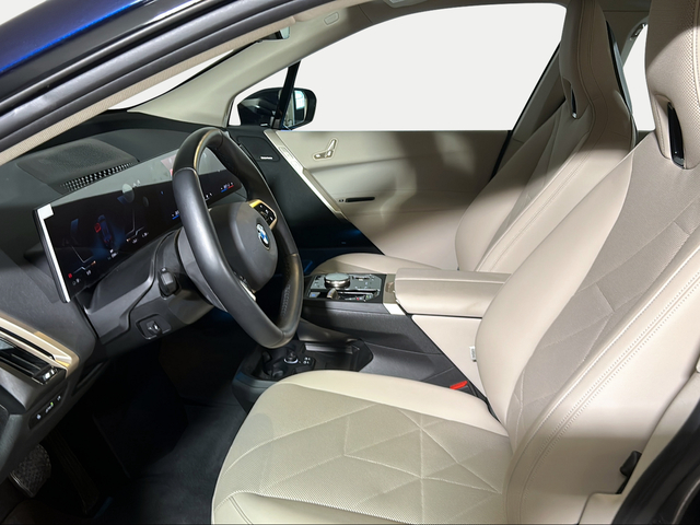 BMW iX xDrive45 color Azul. Año 2025. 300KW(408CV). Eléctrico. En concesionario San Pablo Motor | Su Eminencia de Sevilla