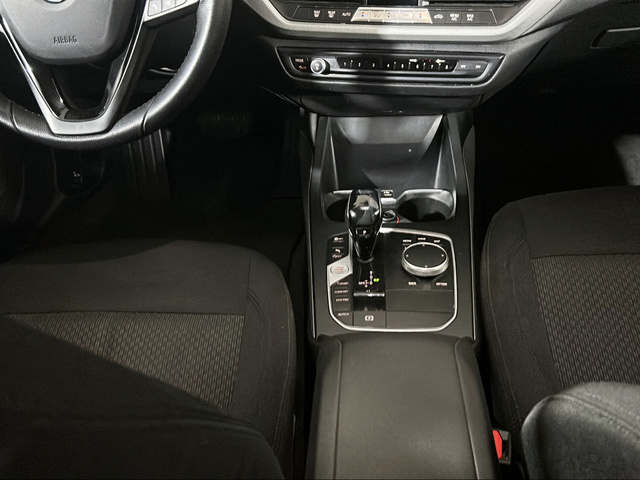 BMW Serie 1 116d color Negro. Año 2021. 85KW(116CV). Diésel. En concesionario San Pablo Motor | Su Eminencia de Sevilla