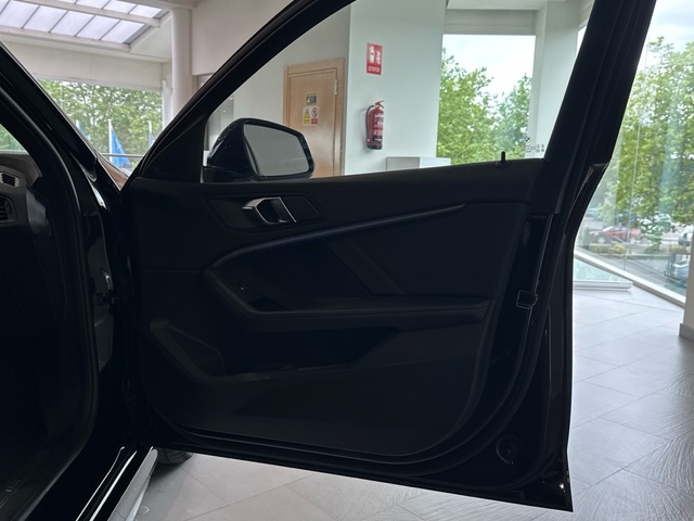 BMW Serie 1 118d color Negro. Año 2024. 110KW(150CV). Diésel. En concesionario Motor Gorbea de Álava