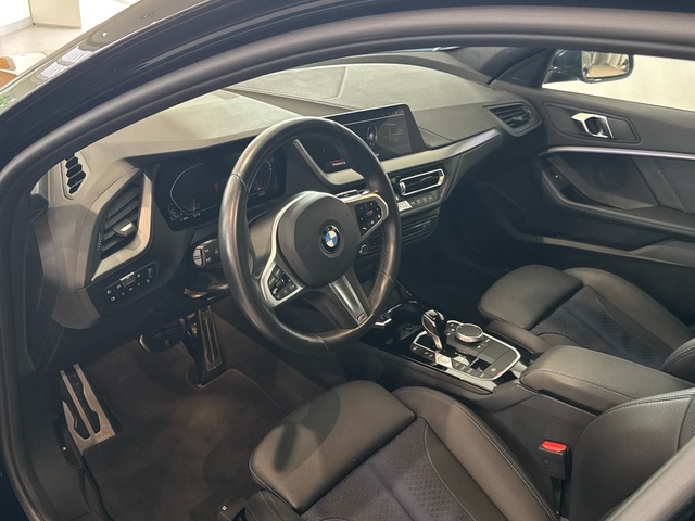 BMW Serie 1 118d color Negro. Año 2024. 110KW(150CV). Diésel. En concesionario Motor Gorbea de Álava