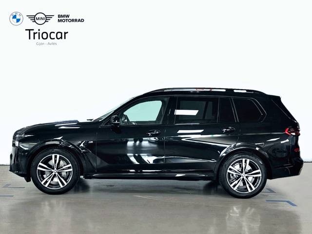 BMW X7 xDrive40d color Negro. Año 2025. 259KW(352CV). Diésel. En concesionario Triocar Gijón (Bmw y Mini) de Asturias