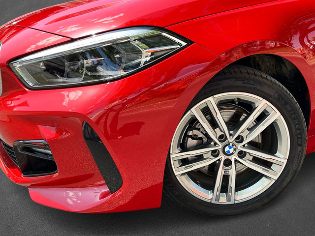 BMW Serie 1 118i color Rojo. Año 2024. 103KW(140CV). Gasolina. En concesionario Murcia Premium S.L. AV DEL ROCIO de Murcia