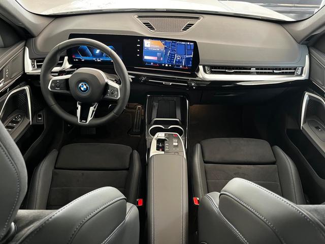BMW iX1 eDrive20 color Blanco. Año 2025. 150KW(204CV). Eléctrico. En concesionario Unicars Ponent de Lleida