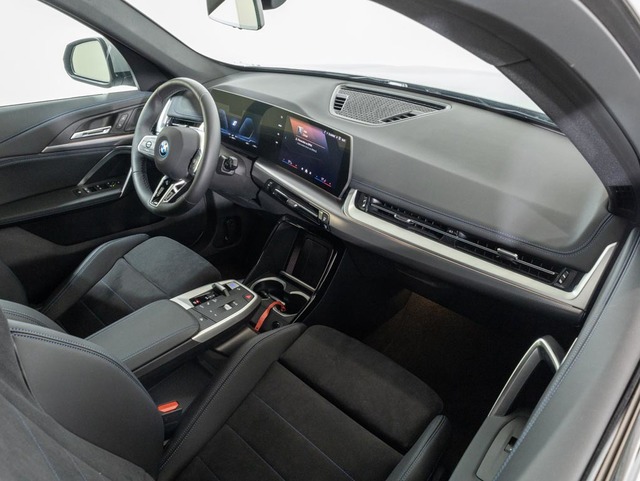 BMW iX1 eDrive20 color Gris Plata. Año 2025. 150KW(204CV). Eléctrico. En concesionario Oliva Motor Girona de Girona