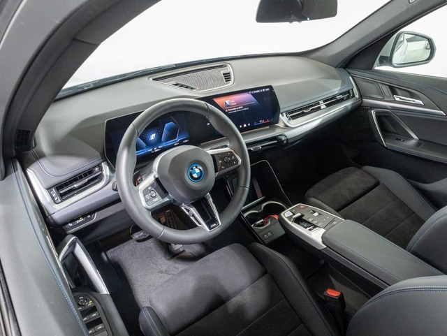 BMW iX1 eDrive20 color Gris Plata. Año 2025. 150KW(204CV). Eléctrico. En concesionario Oliva Motor Girona de Girona